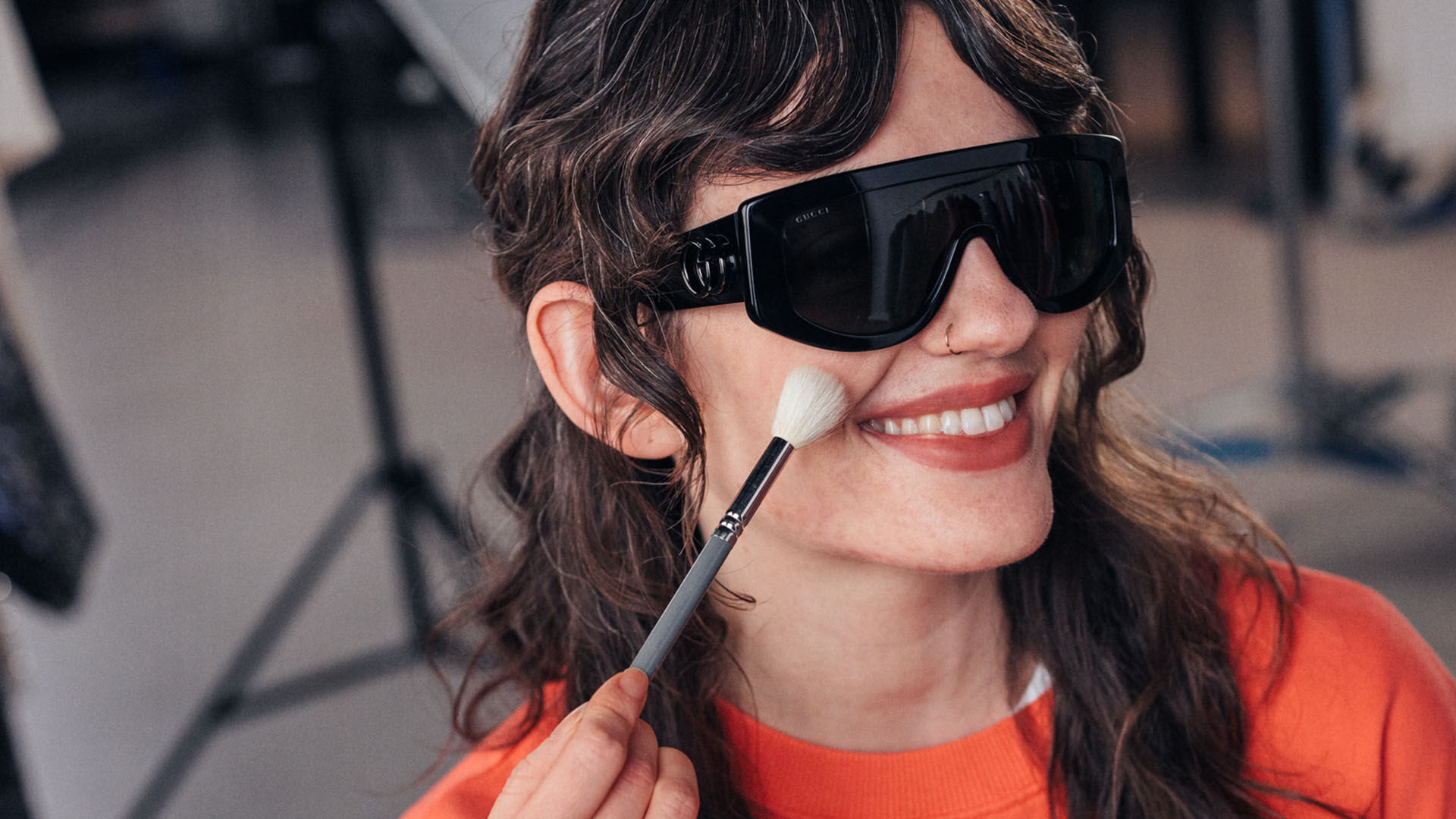 Nainen aurinkolasit p&auml;&auml;ss&auml;